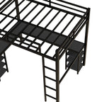 Cama alta negra de metal de tamaño matrimonial con escritorio y estantes, escalera y barandillas