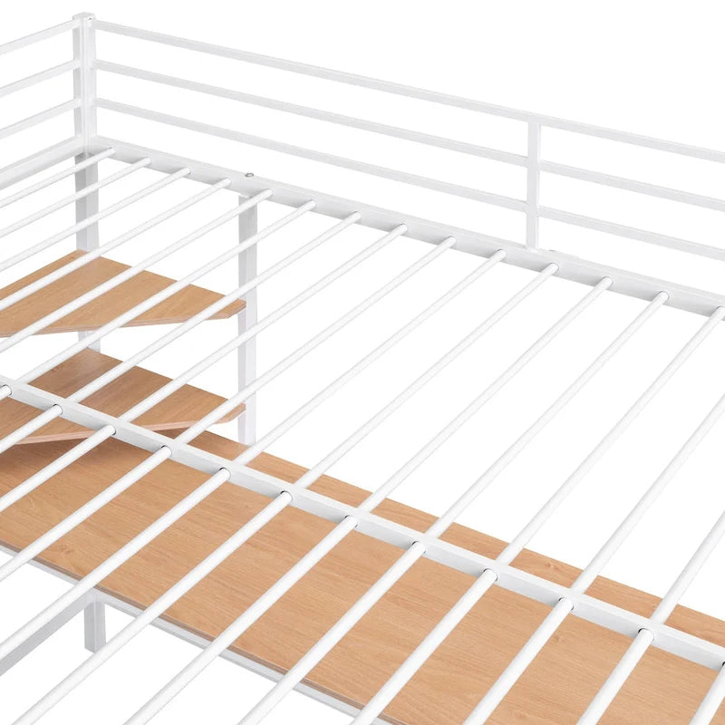 Cama alta metálica blanca tamaño Full con escritorio, escalera y estantes para niños