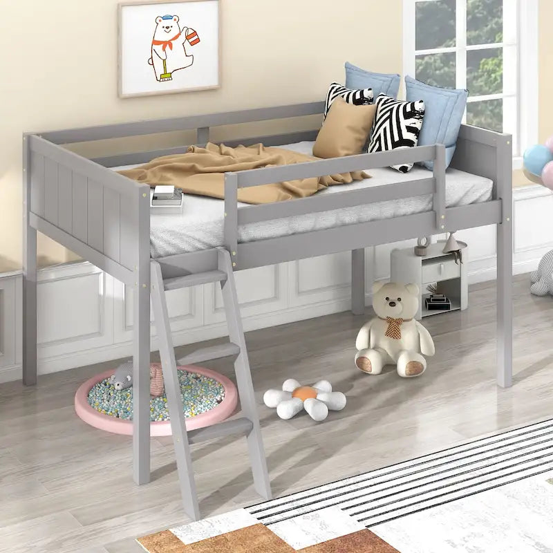 Cama alta baja de madera maciza tamaño Twin gris con escalera y barandillas de seguridad